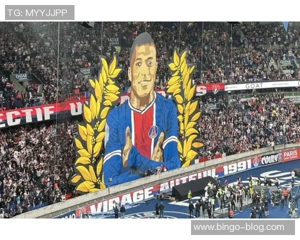 球迷巨型TIFO震撼致敬已逝足球传奇场面感人至深